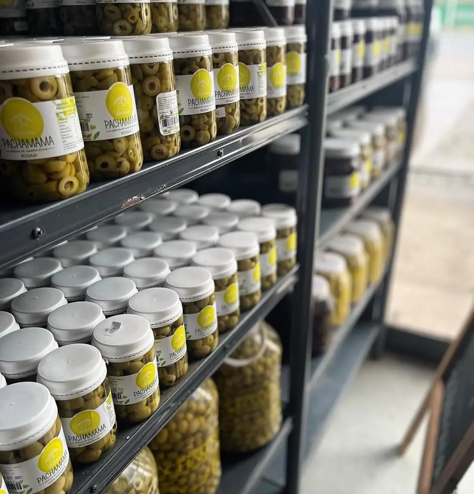 Estantería con frascos de aceitunas fraccionadas Pachamama en Marcos Juárez
